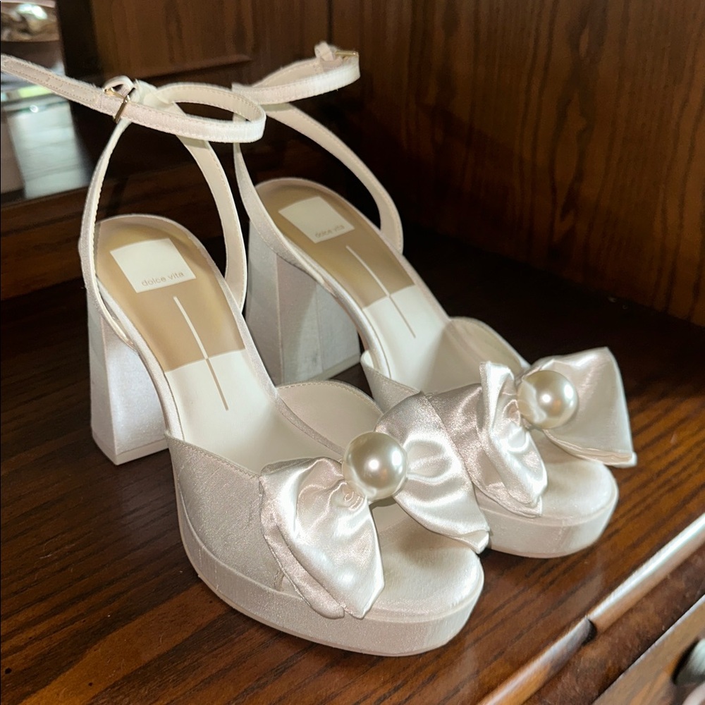 DOLCE VITA 8.5 Elegant Cream Heels with Bow and Pearl Detail